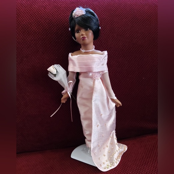 Collectible porcelain doll - Picture 7 of 11